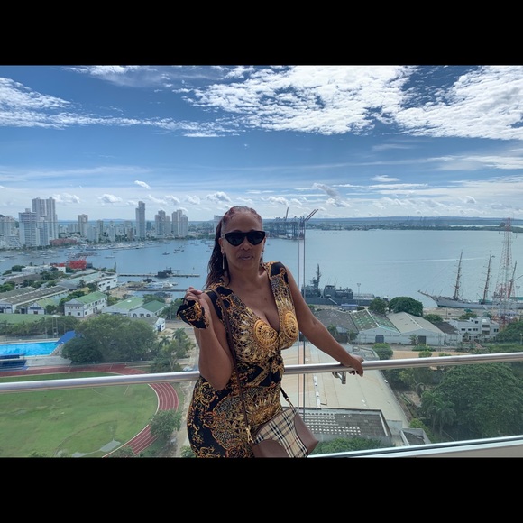 Meet your Posher, World Traveler - Picture 3 of 3